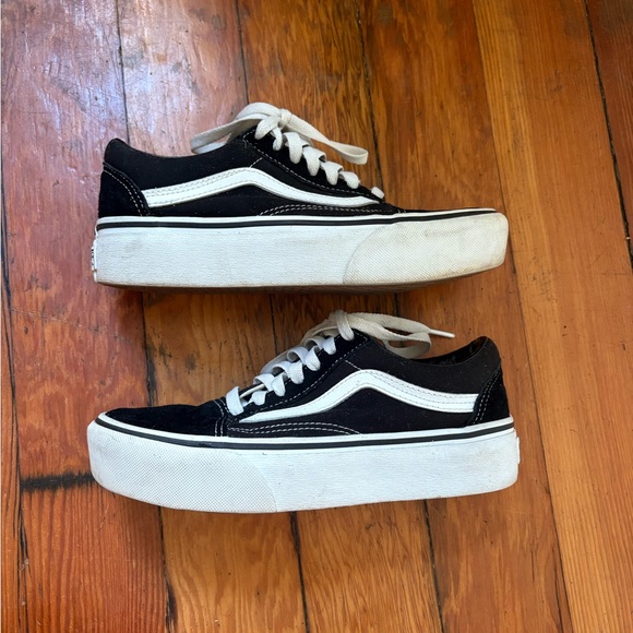 Vans Black and White Sneakers Classic - women’s 6 men’s 4.5 - Picture 3 of 5
